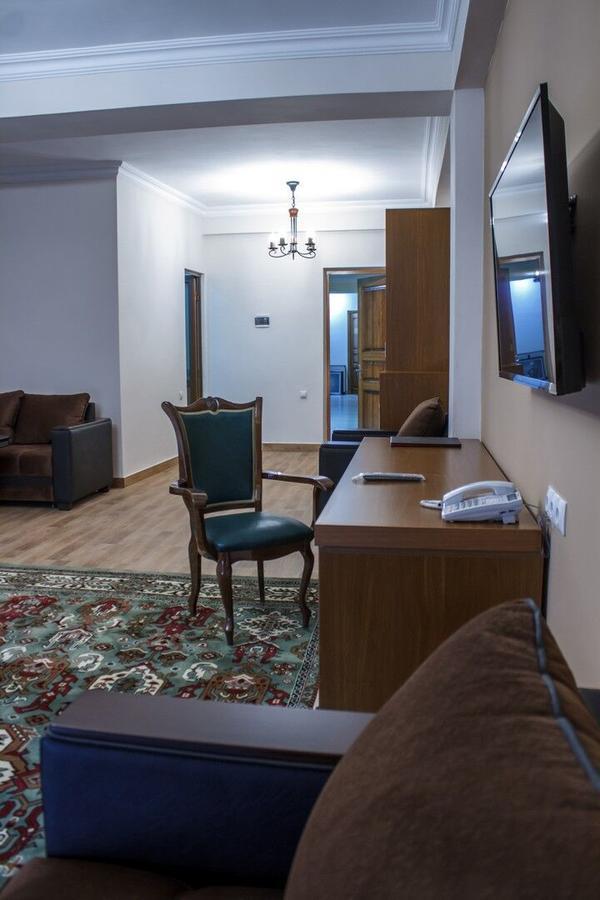Hotel Plaza Viktoria Gyumri Extérieur photo
