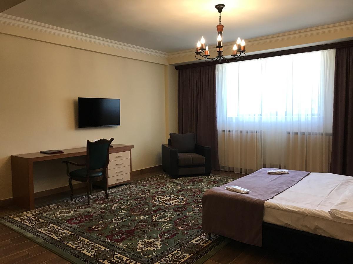 Hotel Plaza Viktoria Gyumri Extérieur photo