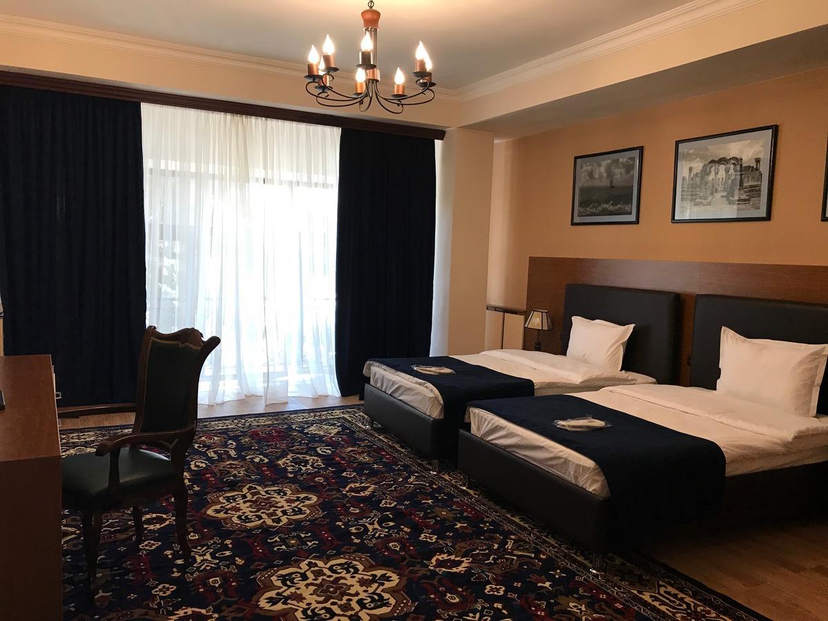 Hotel Plaza Viktoria Gyumri Extérieur photo
